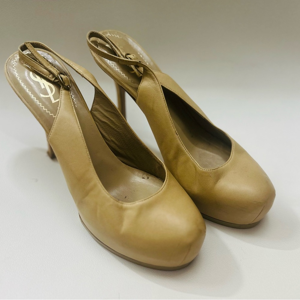 Yves Saint Laurent
Trib too leather heels Size 37 EU